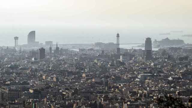 Un vecino de Barcelona ha denunciado al Ayuntamiento por no reducir la contaminación / HUGO FERNÁNDEZ