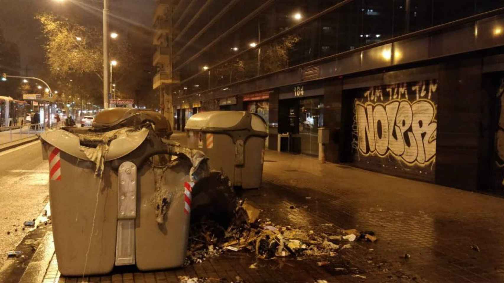 Contenedores quemados en Gran Via de Barcelona / @barcelona_GUB