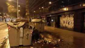 Contenedores quemados en Gran Via de Barcelona / @barcelona_GUB