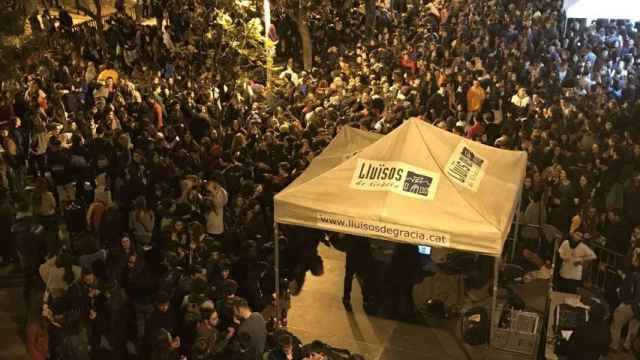 Macrobotellón en la plaza del Nord de Gràcia / ASOCIACIÓN DE VECINOS DE LA PLAZA DEL NORD Y ALREDEDORES