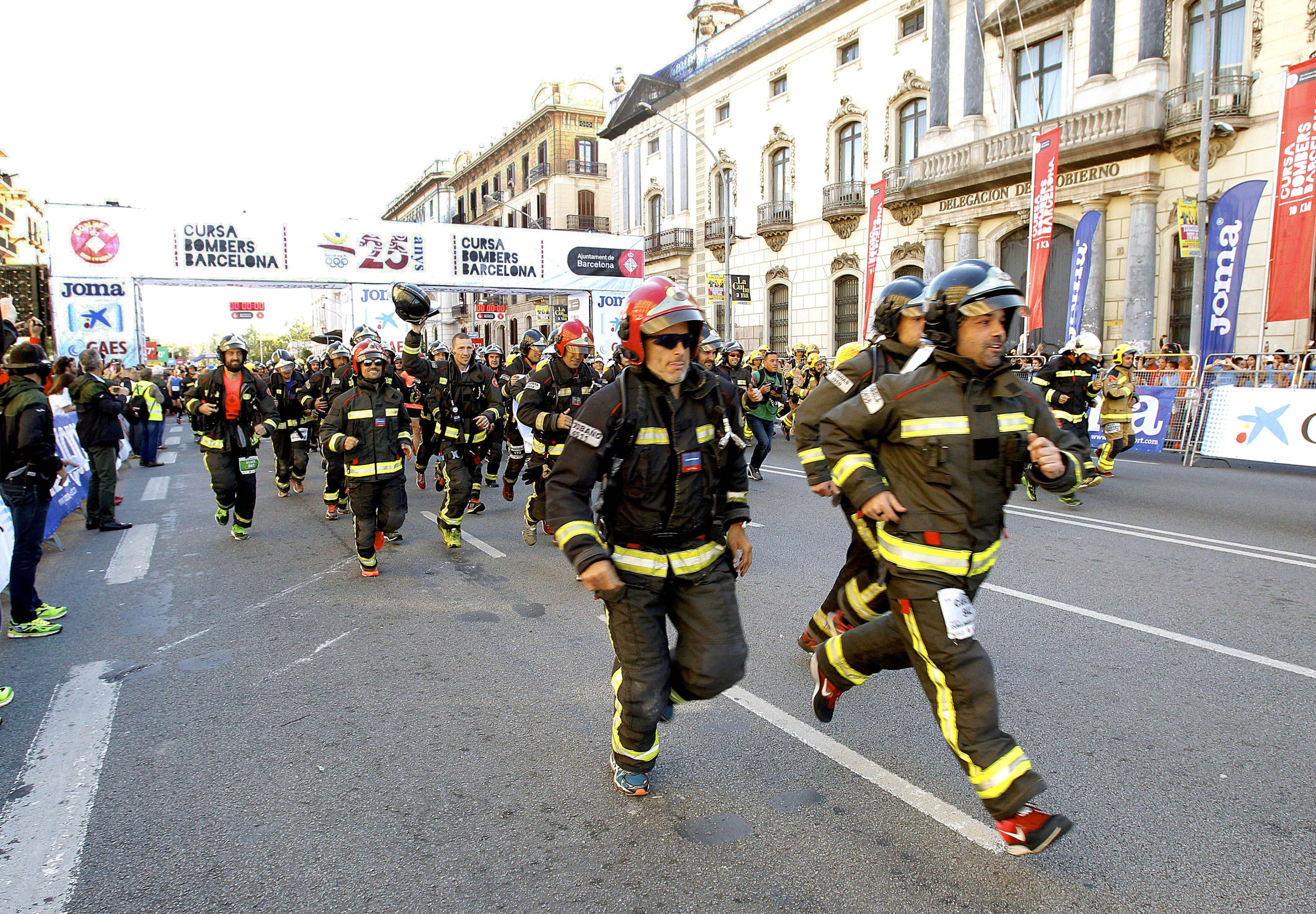 Bomberos en la salida de la carrera / CURSA DE BOMBERS