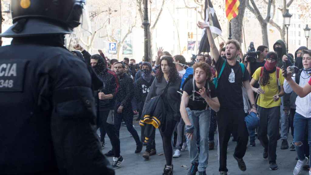 Participantes en una manifestación independentista increpan a los Mossos d'Esquadra /EFE/MARTA PÉREZ