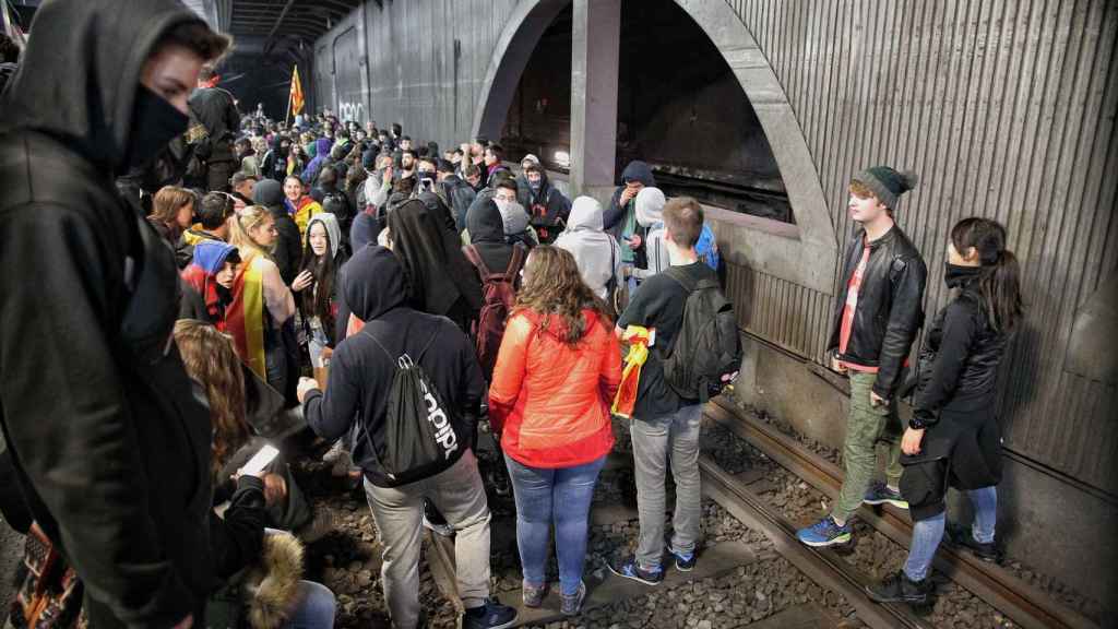 Manifestantes ocupando las vías de Rodalies en plaza Catalunya / HUGO FERNÁNDEZ