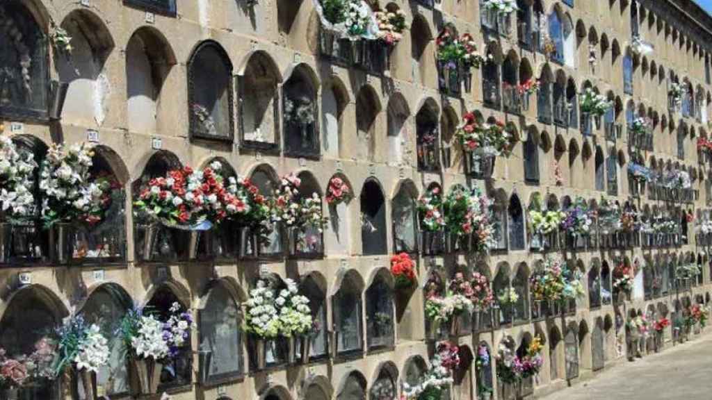 Sepulturas en un cementerio de Barcelona / ARCHIVO