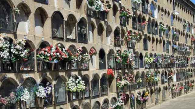 Sepulturas en un cementerio de Barcelona / ARCHIVO
