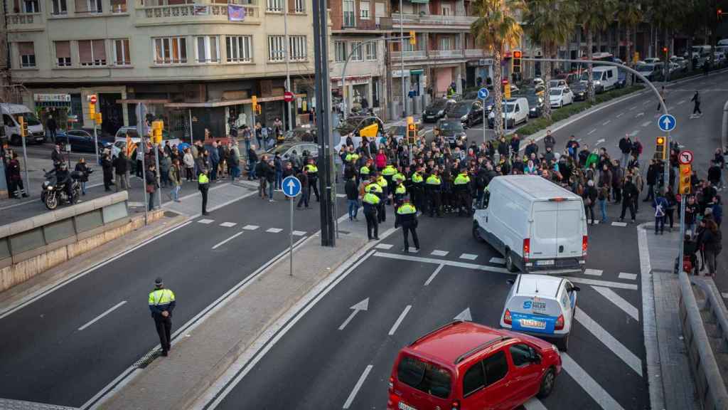 Un huelguista ha golpeado a un Mosso en la protesta de los CDR en Lesseps / EUROPA PRESS