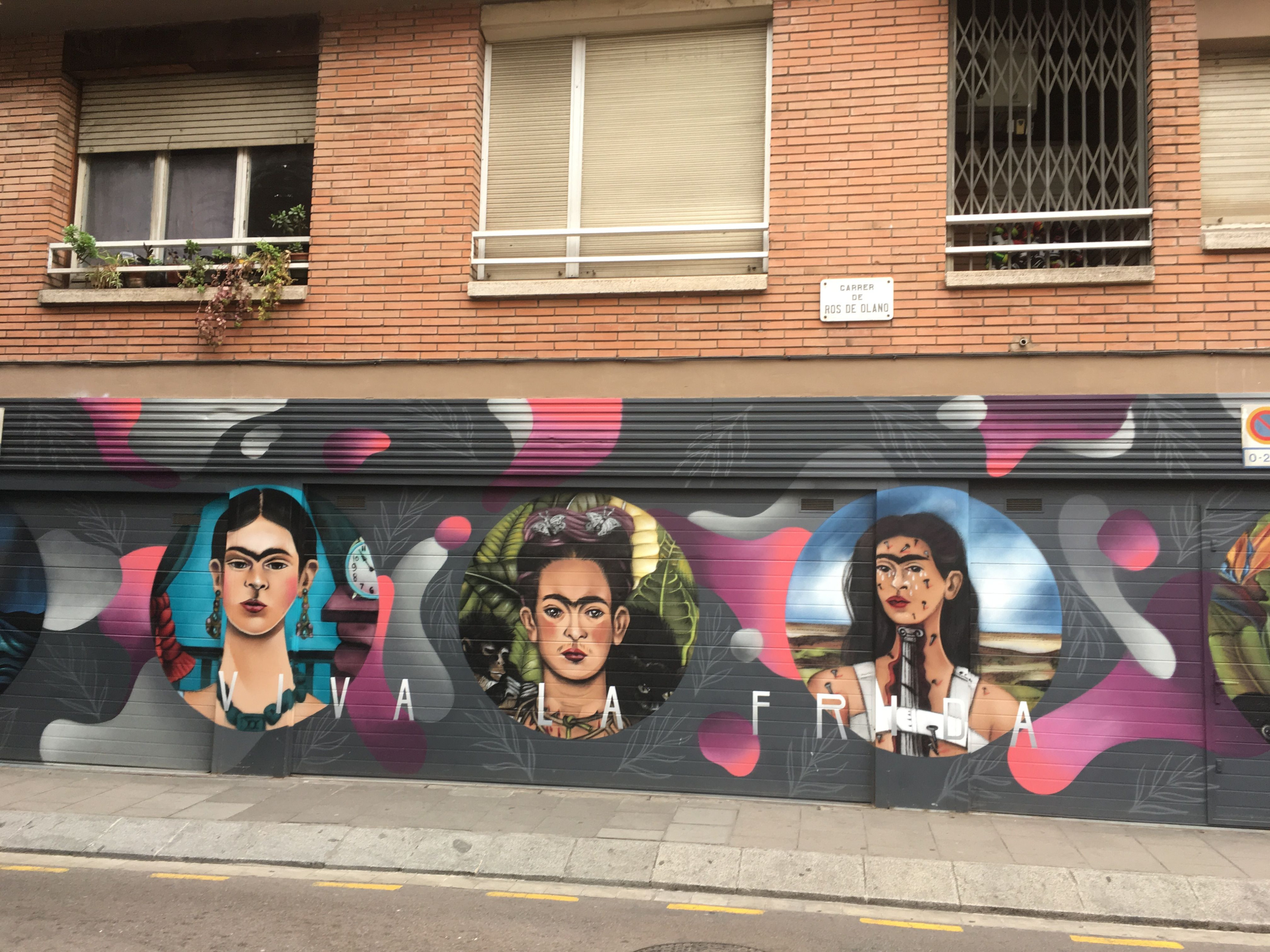 El grafiti de Frida Kahlo en la calle Ros de Olano de Gràcia / PAULA BALDRICH