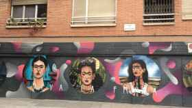 Un graffiti dedicado a Frida Kahlo en la calle Ros de Olano de Gràcia / METRÓPOLI