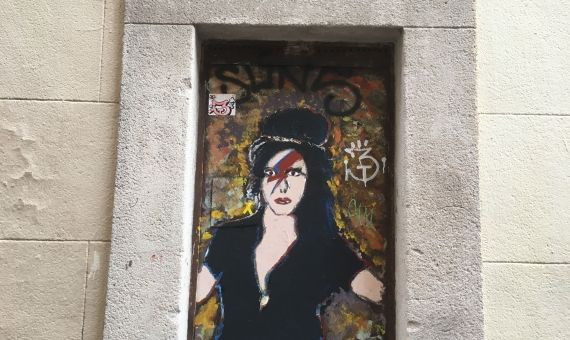 Amy Winehouse en una puerta del barrio de Gràcia / PAULA BALDRICH