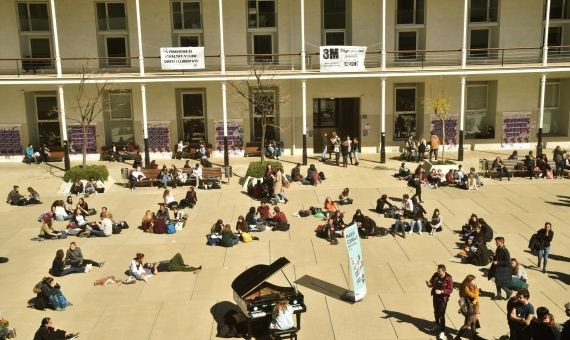 Un piano camuflado entre los universitarios en la UPF