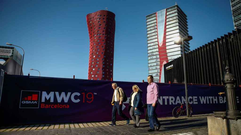 Operarios y participantes del Mobile World Congress (MWC) 2019 / EFE