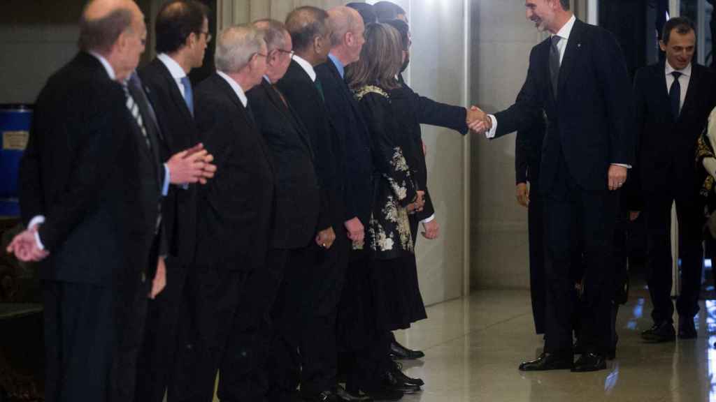 El rey Felipe VI durante su saludo protocolario en la inauguración del Mobile 2019 / EFE