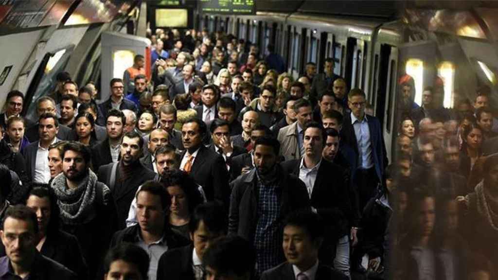 Aglomeración en una parada del metro de Barcelona, en una imagen de archivo / EFE