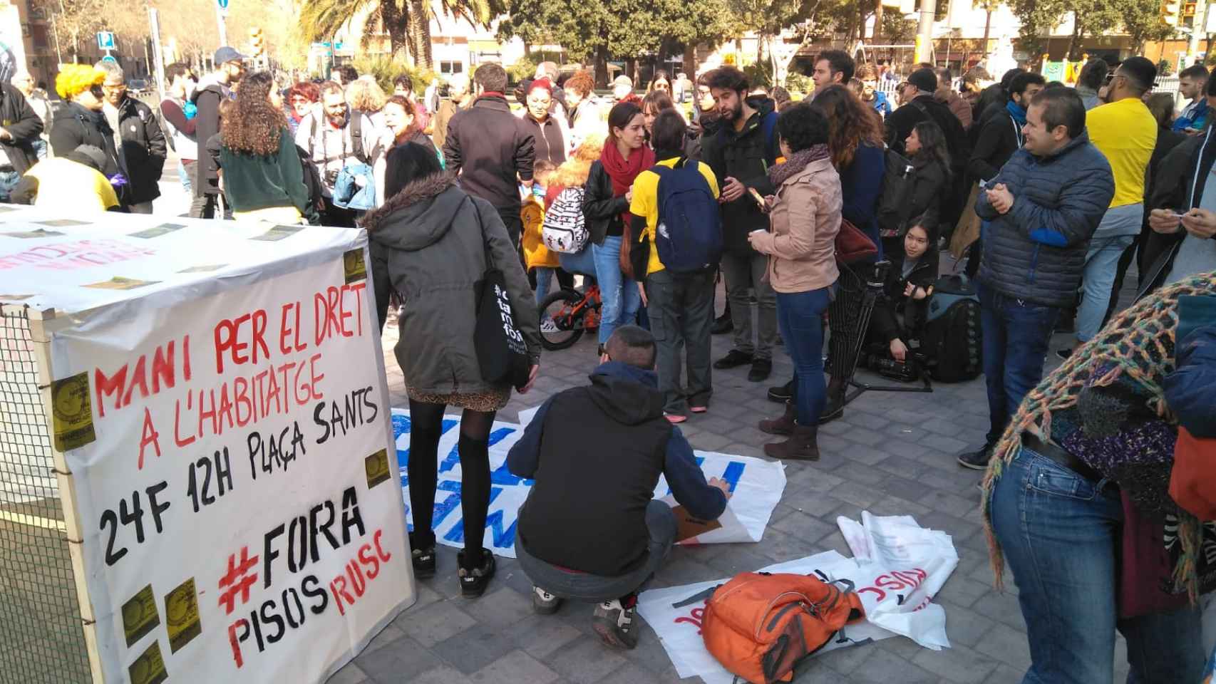 Vecinos concentrados en la calle Constitució contra los pisos colmena / MA