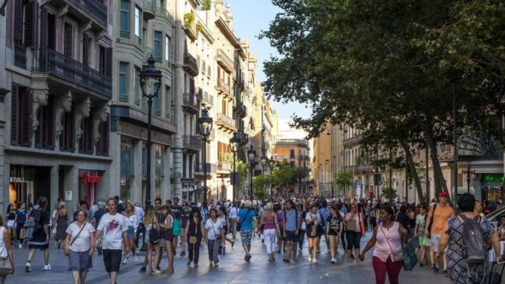 Turistas paseando por el Portal de l'Angel en Barcelona