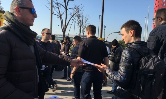 Algunos Mossos repartiendo folletos en el MWC / P. B. 