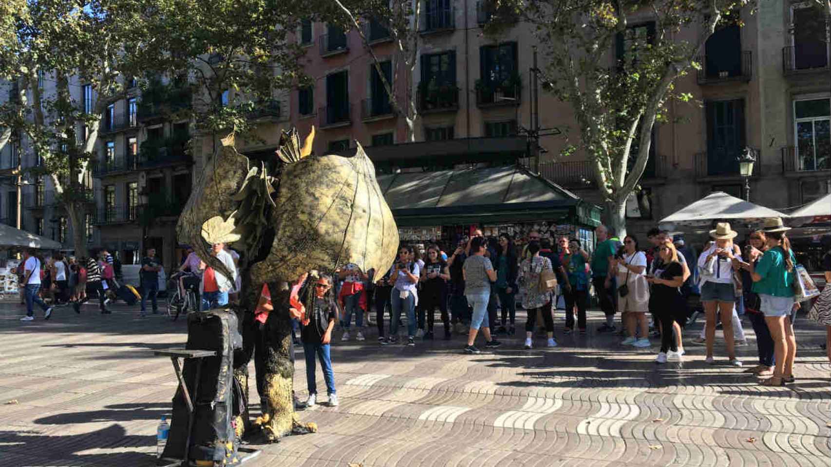 Una de las estatuas humanas que suelen estar en la Rambla / CR