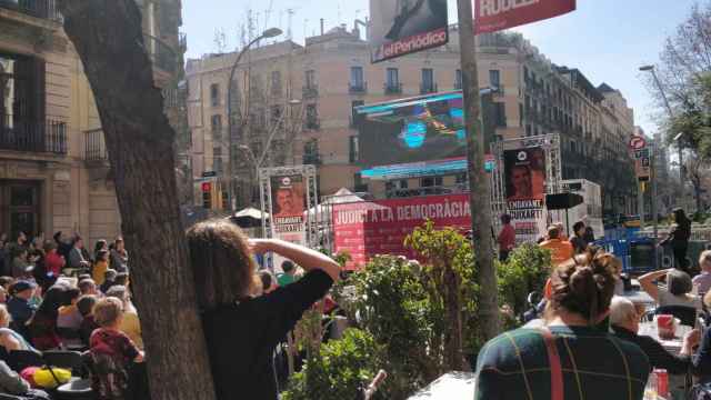 Òmnium ha instalado una pantalla gigante ante su sede / Candidatura Josep Bou