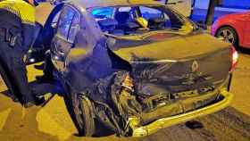 Un guardia urbano observa uno de los vehículos accidentados en Nou Barris / GUÀRDIA URBANA