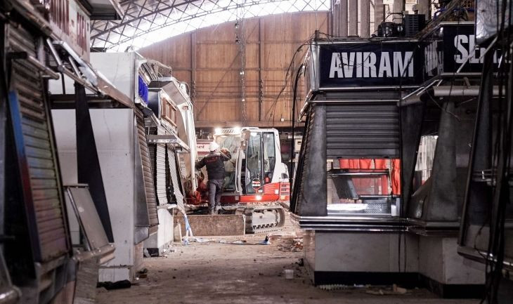 Las maquinas trabajan en el derrumbe de las paradas del metro de la Abaceria / AJUNTAMENT