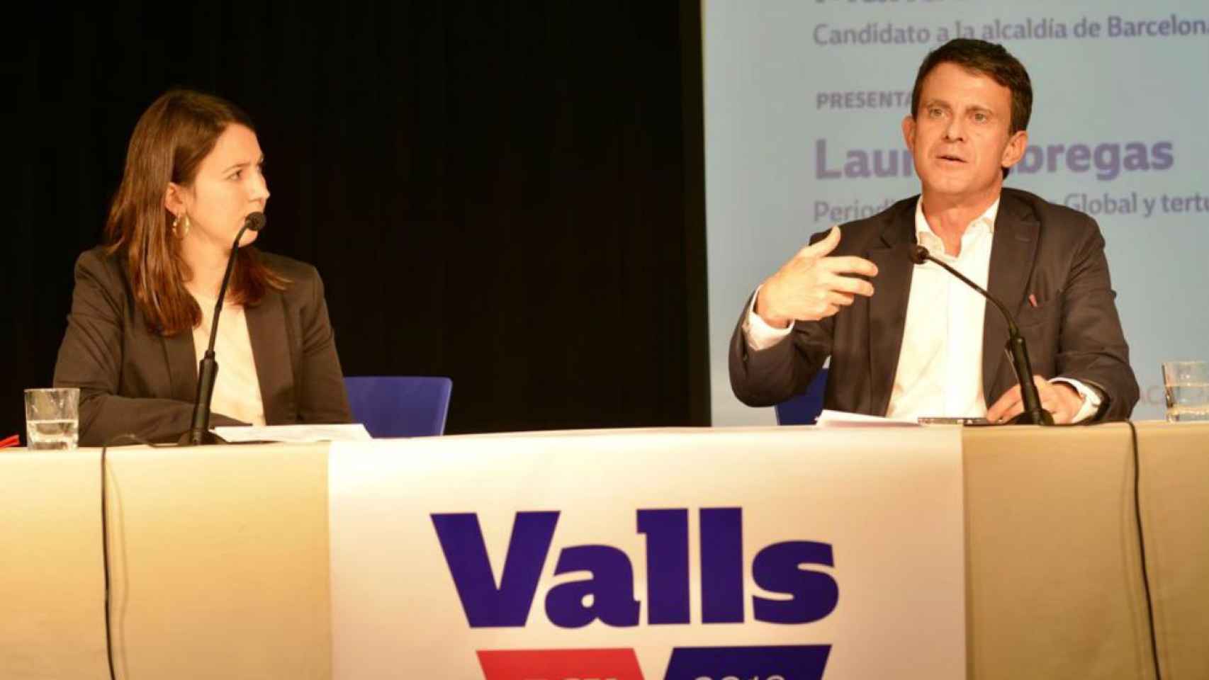 Manuel Valls, junto a la periodista Laura Fàbregas, en el acto en las Cotxeress