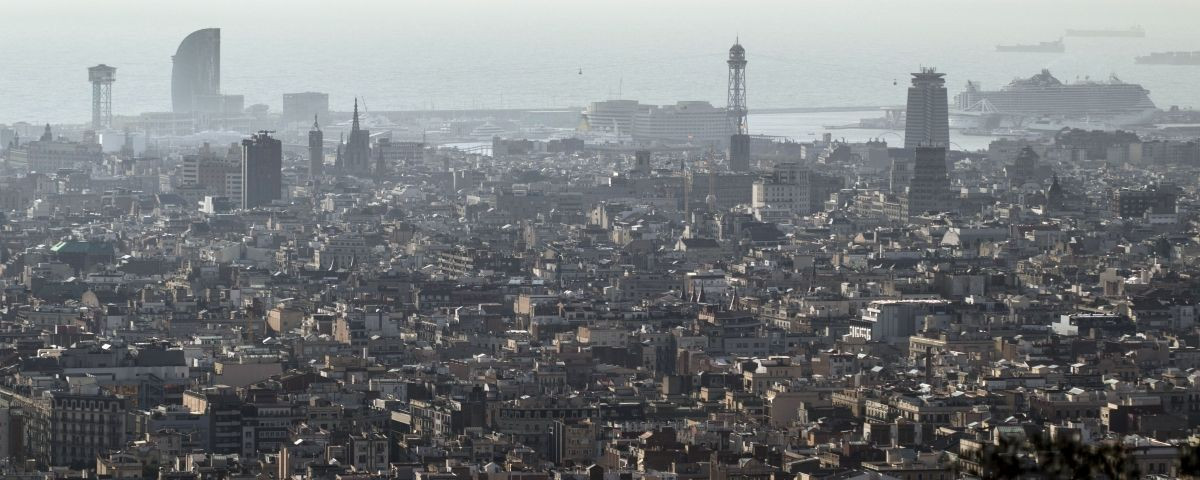 Barcelona está viviendo un episodio contaminación / HUGO FERNÁNDEZ - ARCHIVO