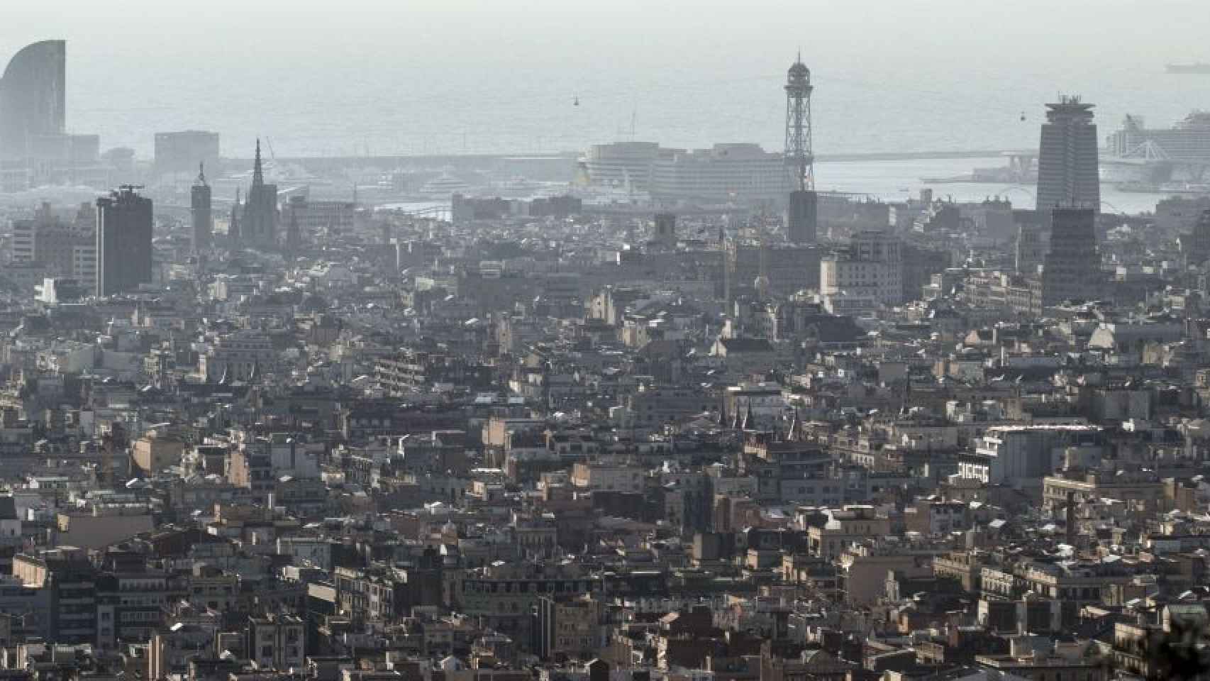 Barcelona está viviendo un episodio contaminación / HUGO FERNÁNDEZ