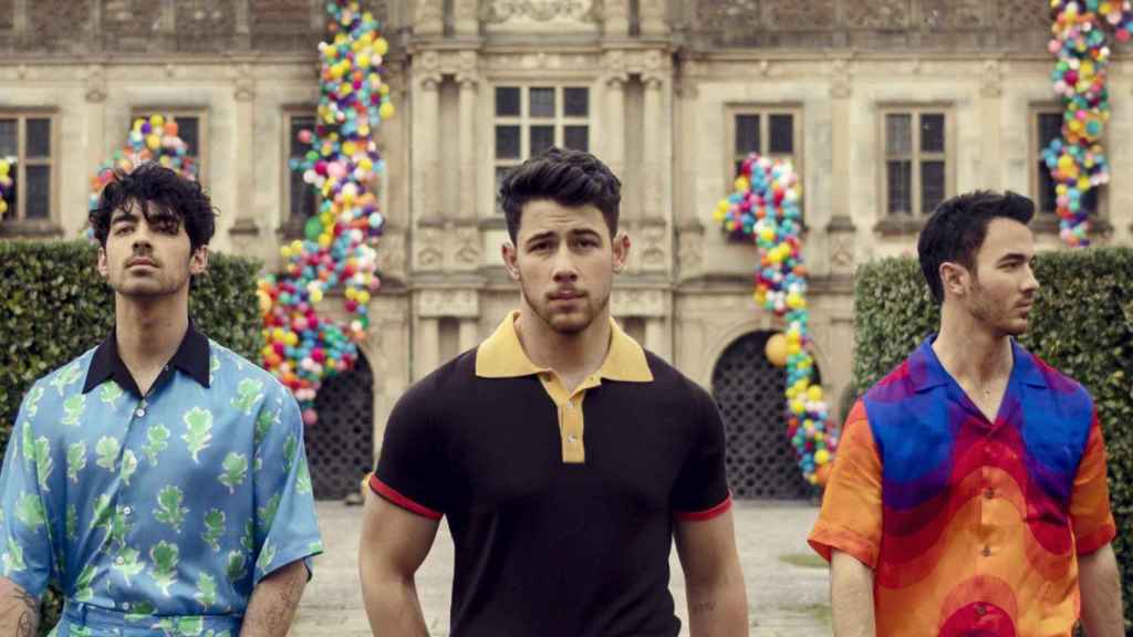 Los Jonas Brothers en una imagen promocional de su nueva canción 'Sucker' / YOUTUBE