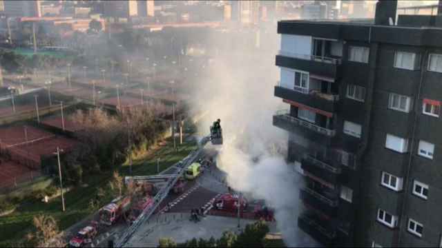 Camiones de bomberos apagan el fuego del incendio en Les Corts / TWITTER