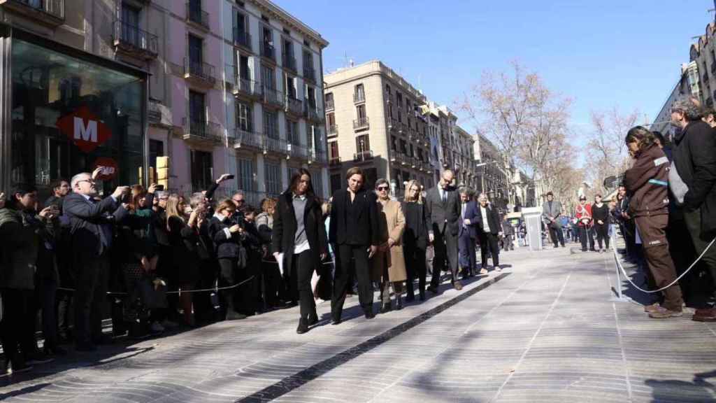 Las autoridades contemplan la placa homenaje a las víctimas de los atentados del 17-A / EP