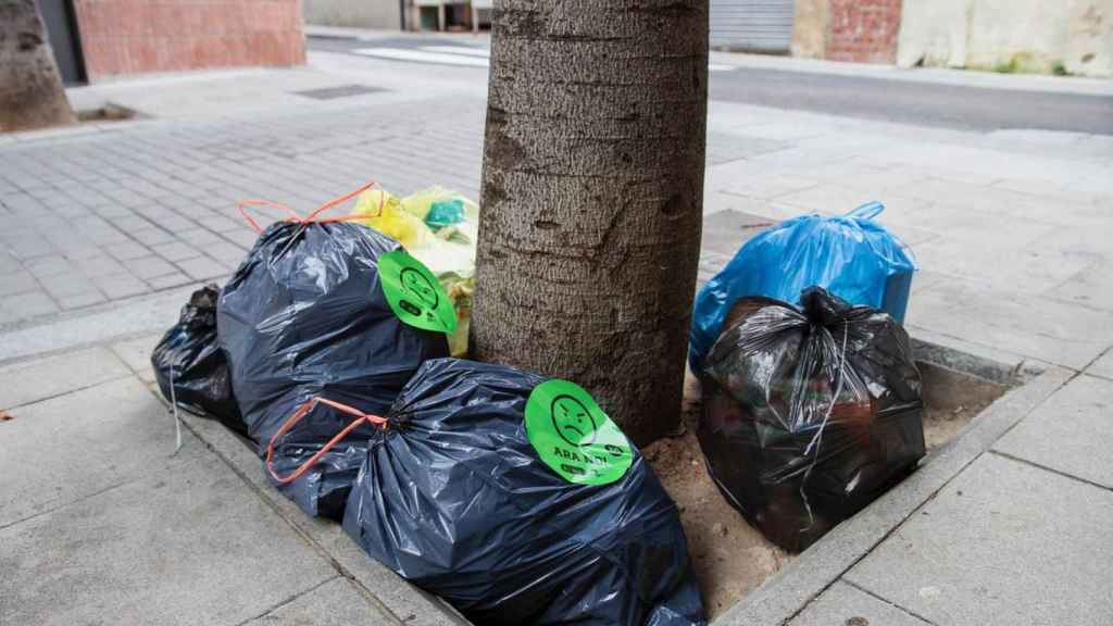 Imagen de bolsas de basura en una calle de Sarrià / HUGO FERNÁNDEZ