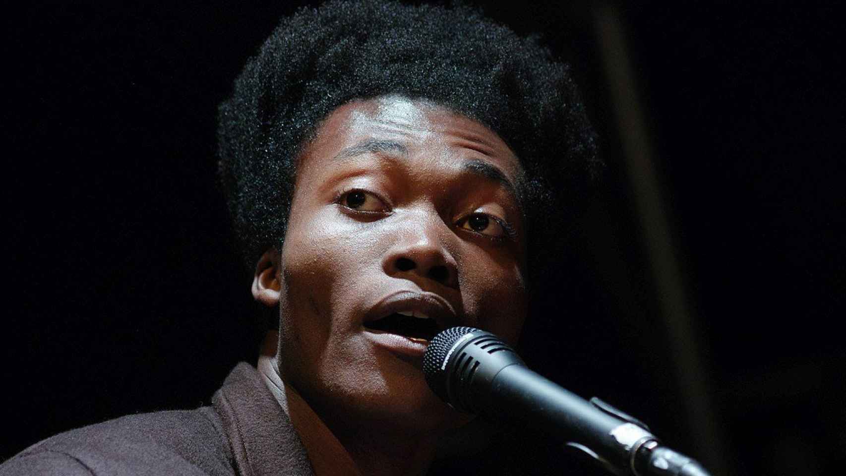 Imagen del cantautor Benjamin Clementine en concierto