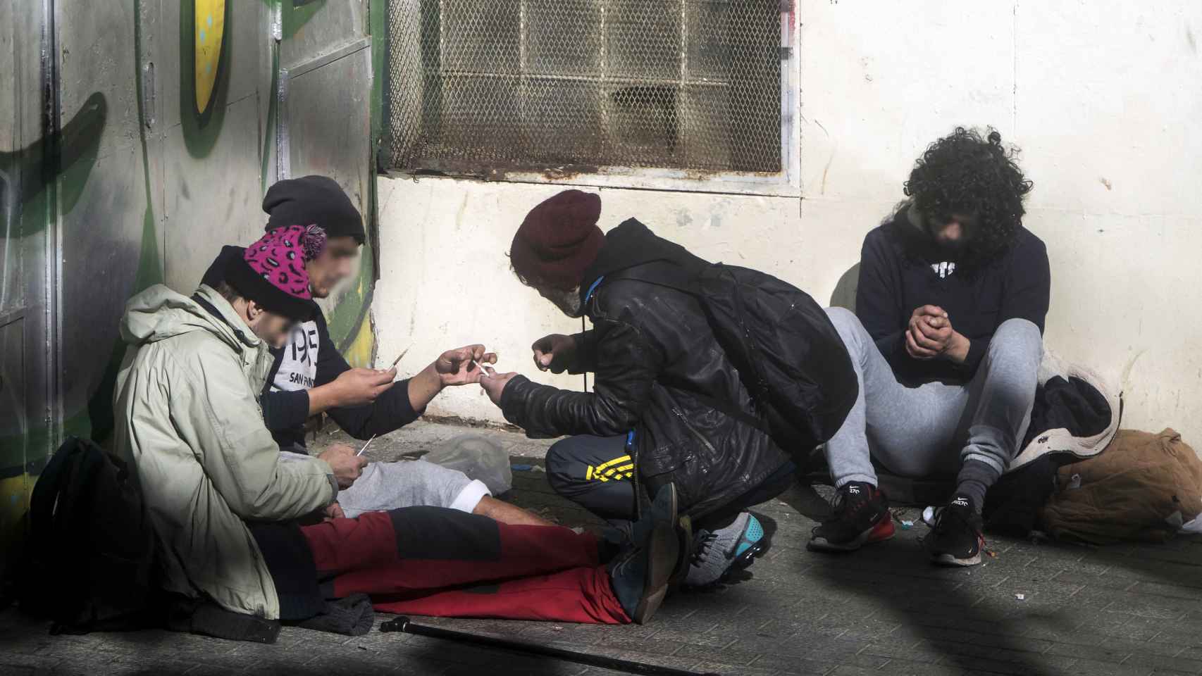 Un grupo de toxicómanos pinchándose en la calle a plena luz del día en el Raval / HUGO FERNÁNDEZ