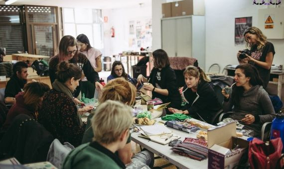 Las mujeres de Marea Verde Barcelona durante la organización del 8M / FEDRA BRONDO