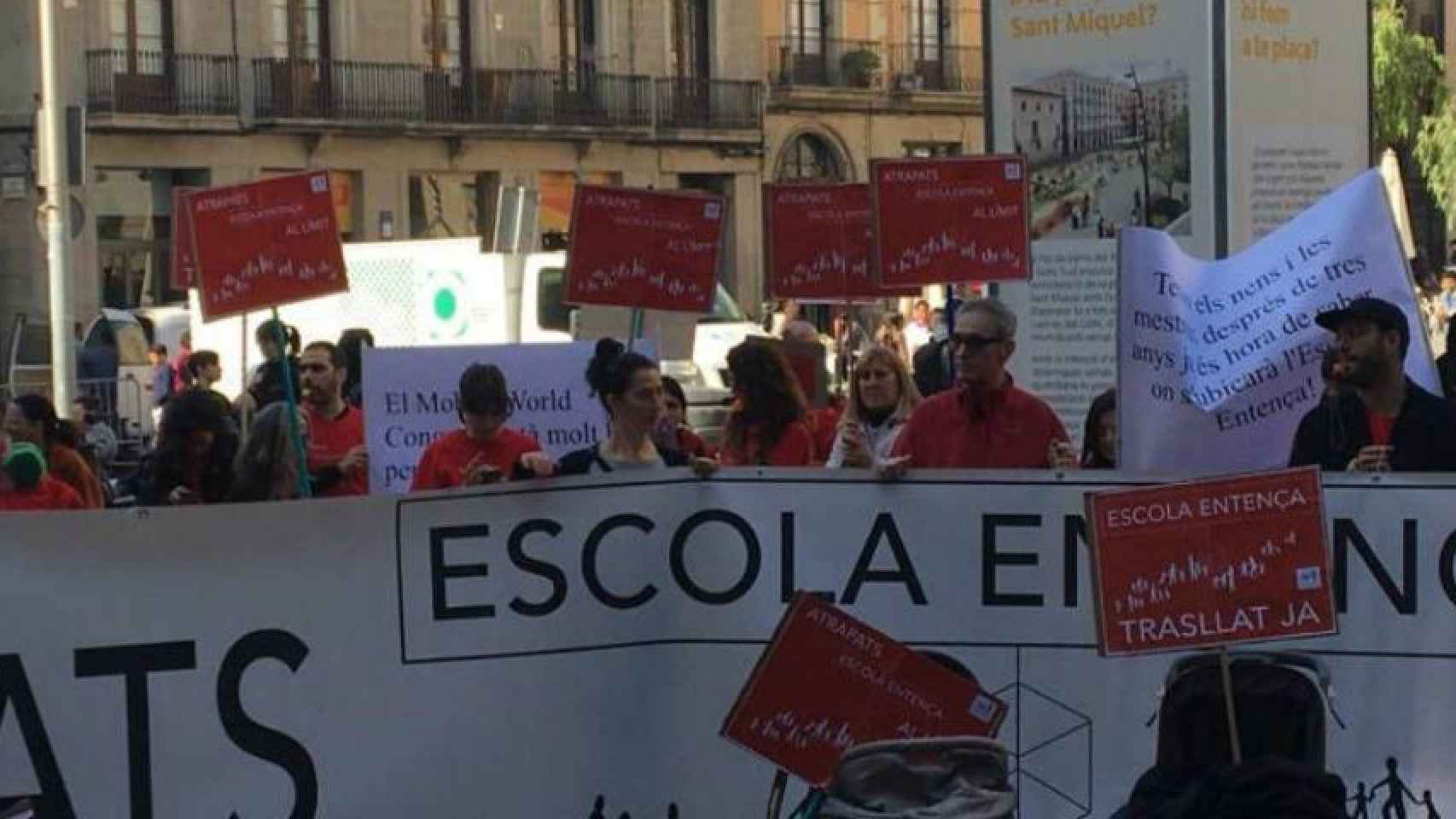 Las familias de la Escuela Entença, en lucha / LLUÍS REGÀS