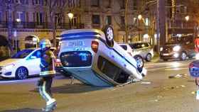 Espectacular choque entre dos coches junto a la Diagonal / METRÓPOLI ABIERTA