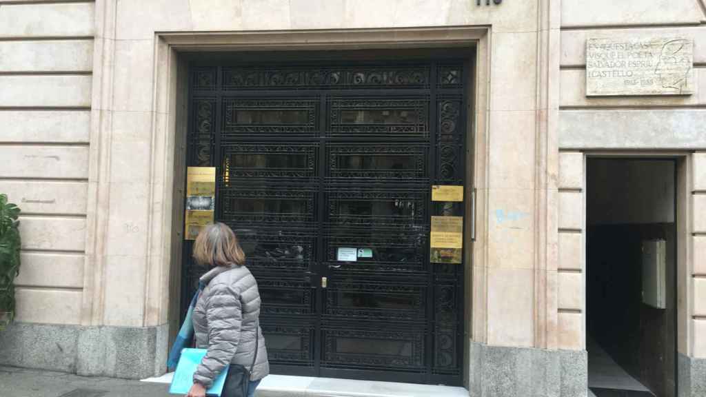 La entrada de la finca del paseo de Gràcia en la que se produjo el intento de atraco / METRÓPOLI ABIERTA