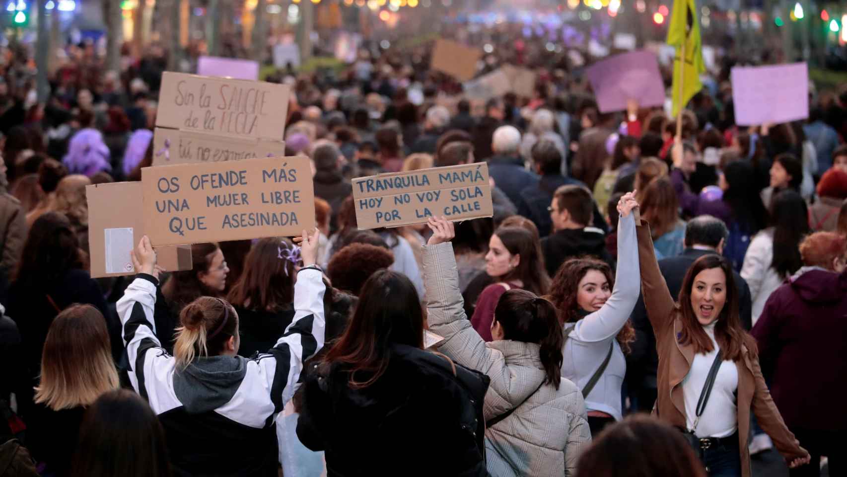 Manifestantes durante la marcha feminista en el Día Internacional de la Mujer / EFE