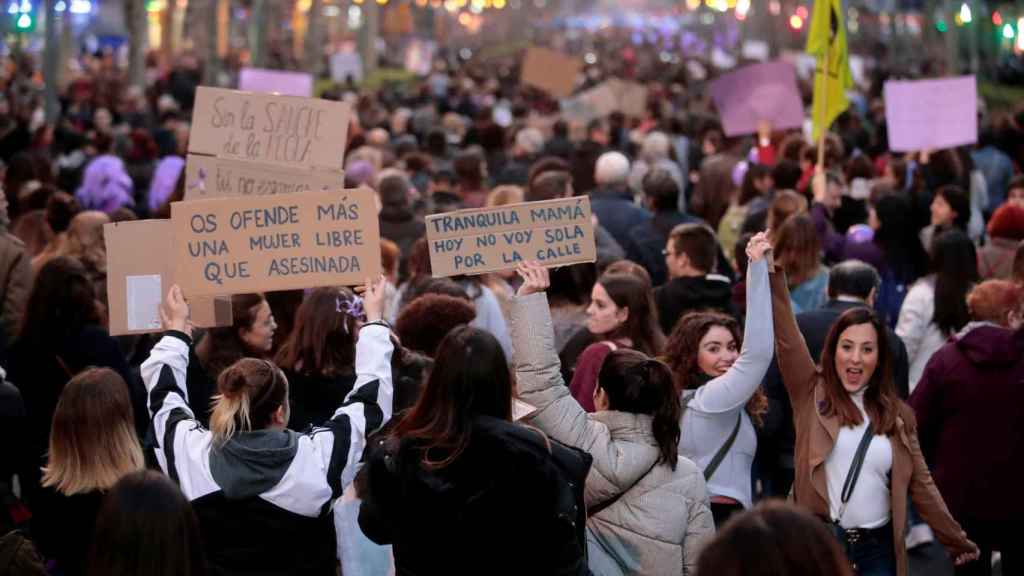 Manifestantes durante la marcha feminista en el Día Internacional de la Mujer / EFE