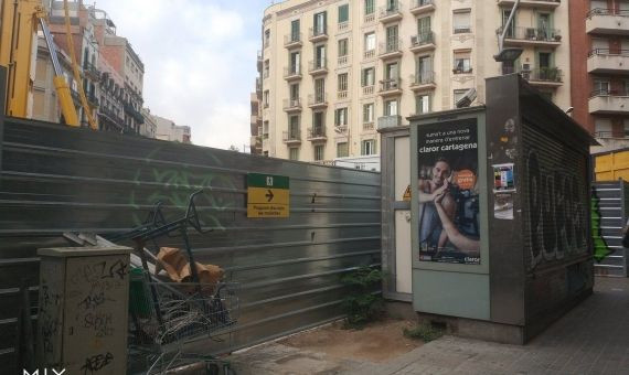 Un quiosco cerrado, en el distrito de Sant Martí, que fue ocupado por una persona / JORDI SUBIRANA