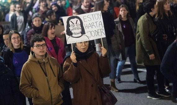 La ilustradora Rocío Quillahuaman con su pareja en la manifestación feminista / EFE