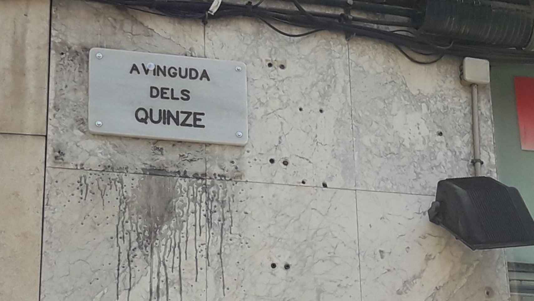 La nueva placa de la avenida de los Quinze, que ha sustituido a la de avenida de Borbó.