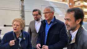 Josep Bou con la propietaria del local ocupado por tres familias con ocho menores / PP