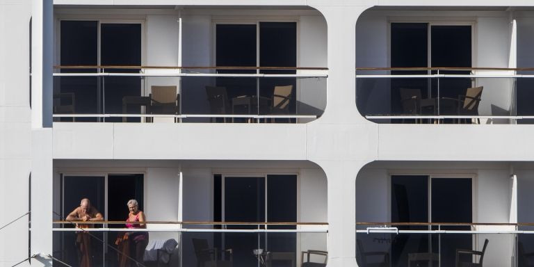 Cruceristas en la terraza de su camarote, en el puerto de Barcelona / HUGO FERNÁNDEZ