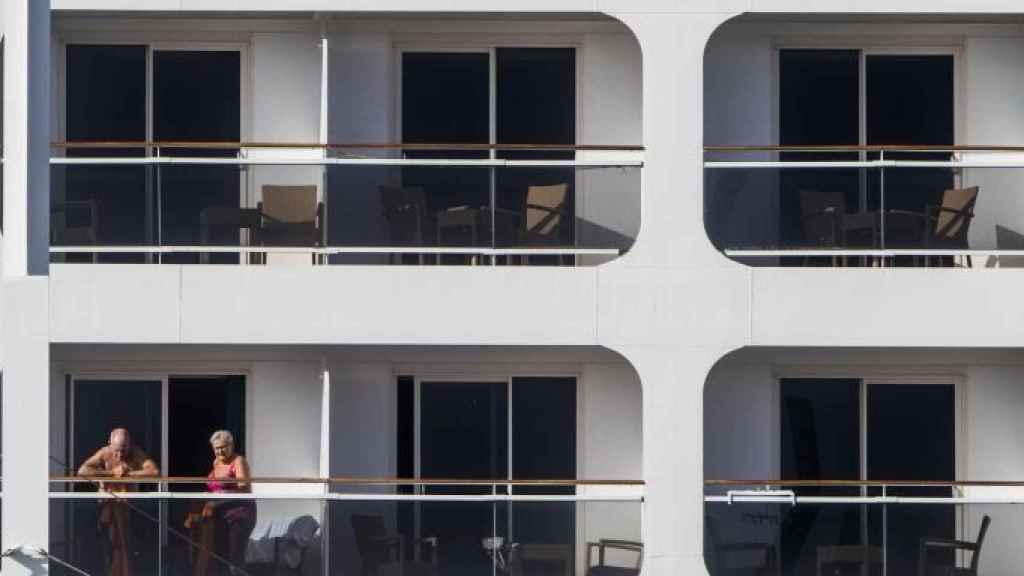 Cruceristas en la terraza de su camarote, en el puerto de Barcelona / HUGO FERNÁNDEZ