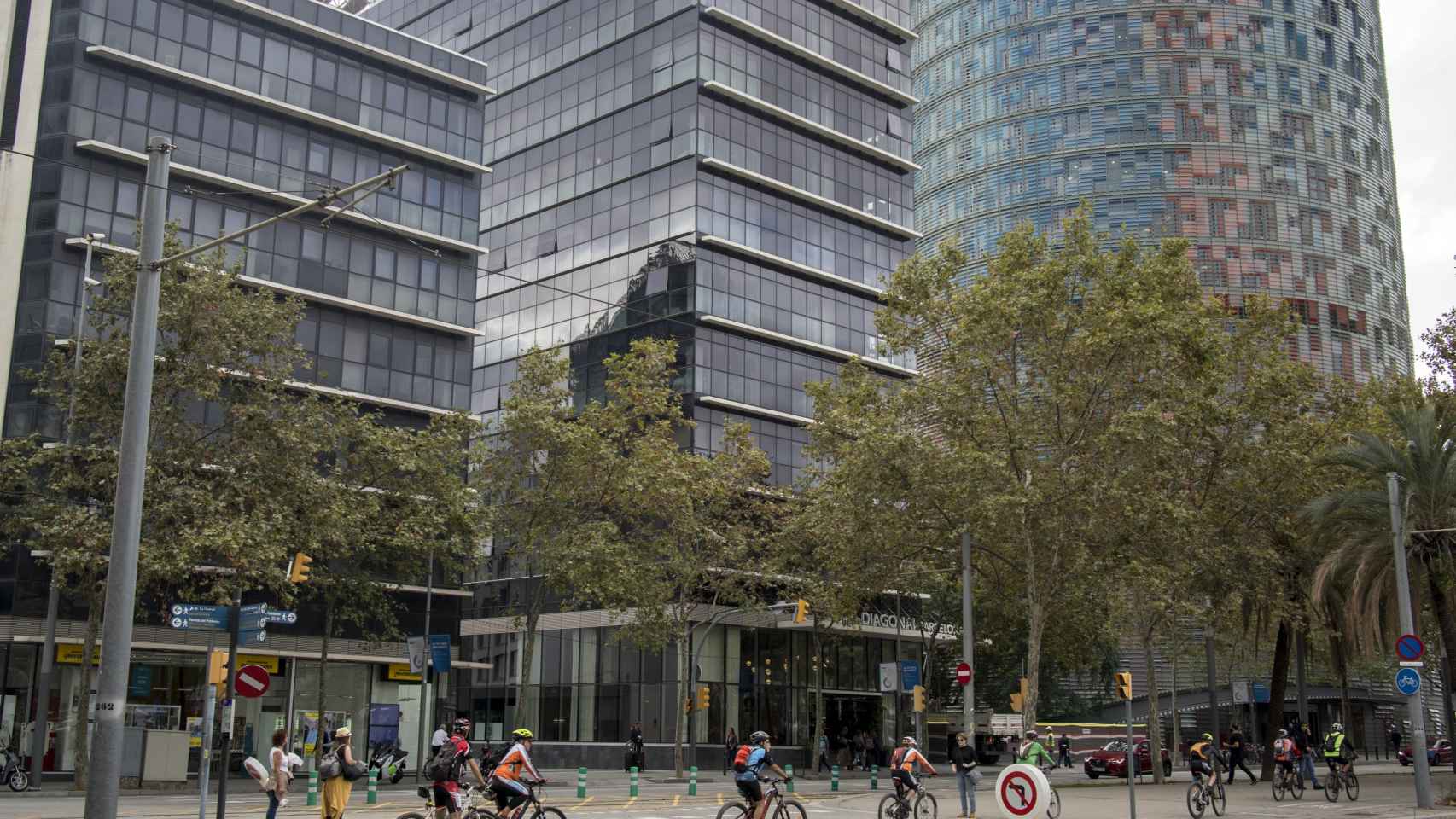 Ciclistas circulando por el carril bici de la Diagonal, a la altura de la Torre Glòries / HUGO FERNÁNDEZ