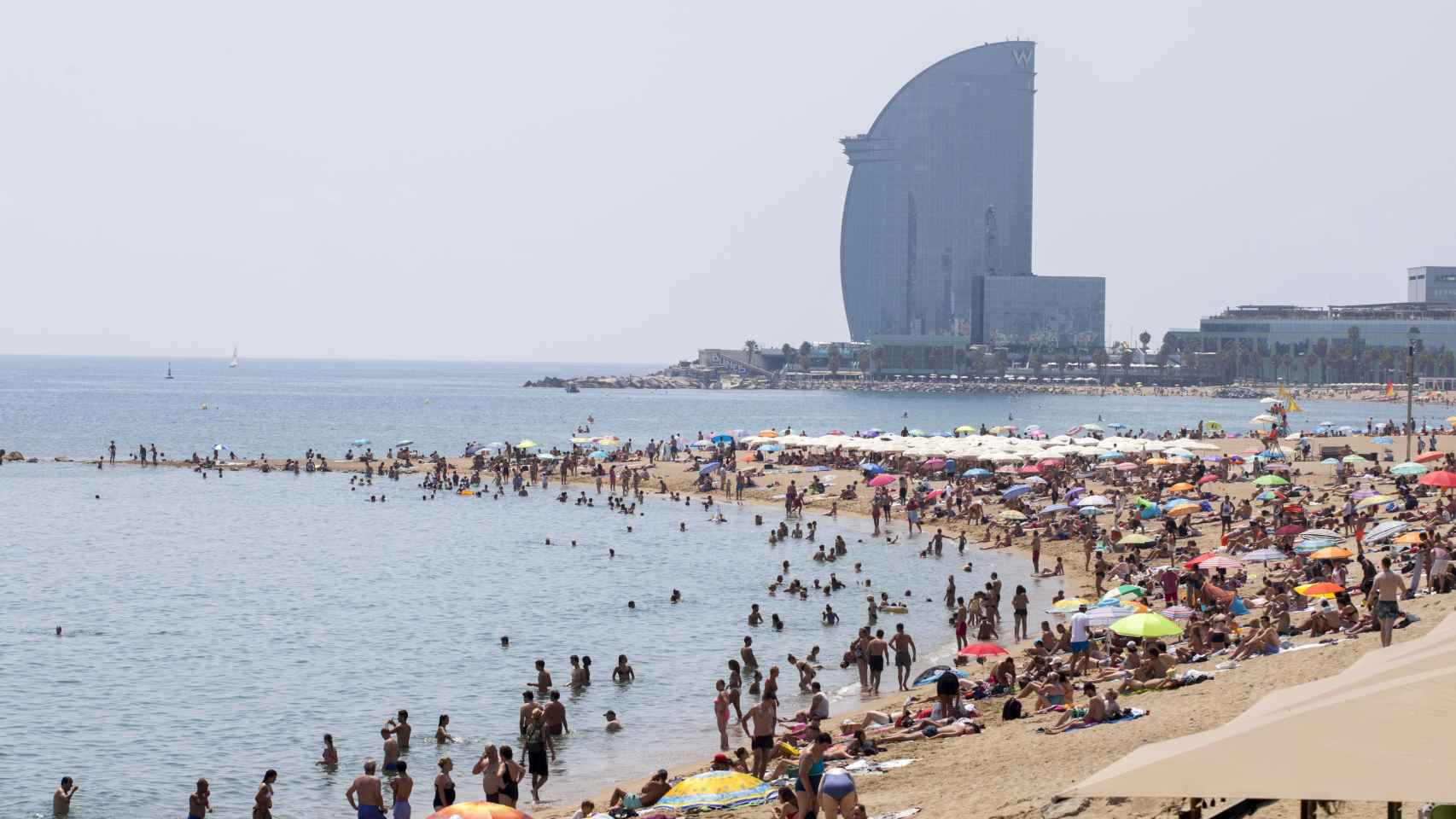 Bañistas en la playa de la Barceloneta / HUGO FERNÁNDEZ