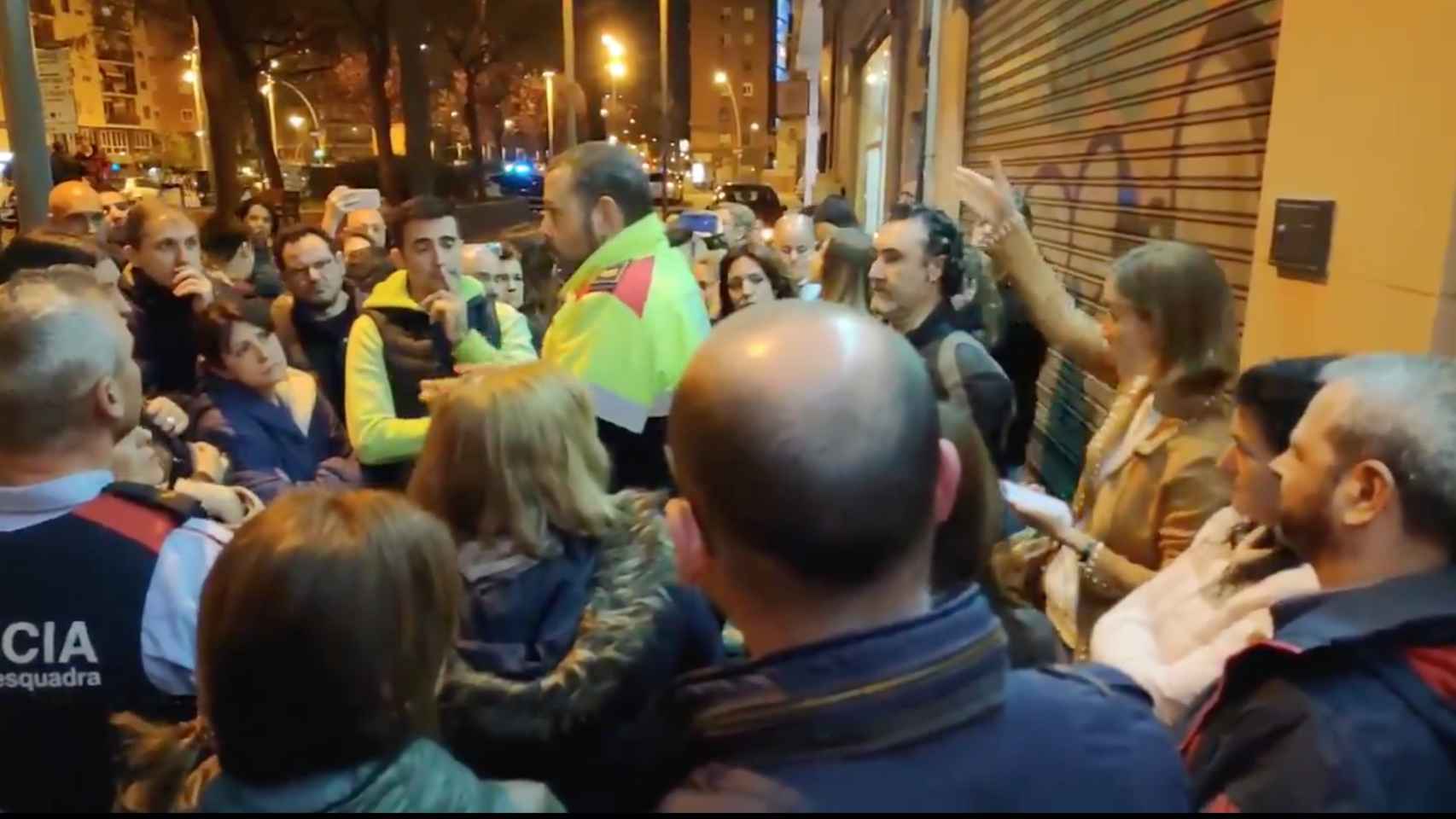 Agentes de los Mossos intentan mediar con las familias con hijos en las escuelas Joan Roca / @dpg_1973