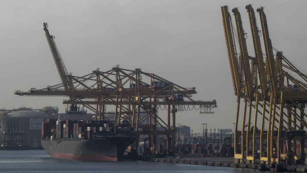 Buque atracado en el puerto de Barcelona, para el transporte de mercaderías / HUGO FERNÁNDEZ