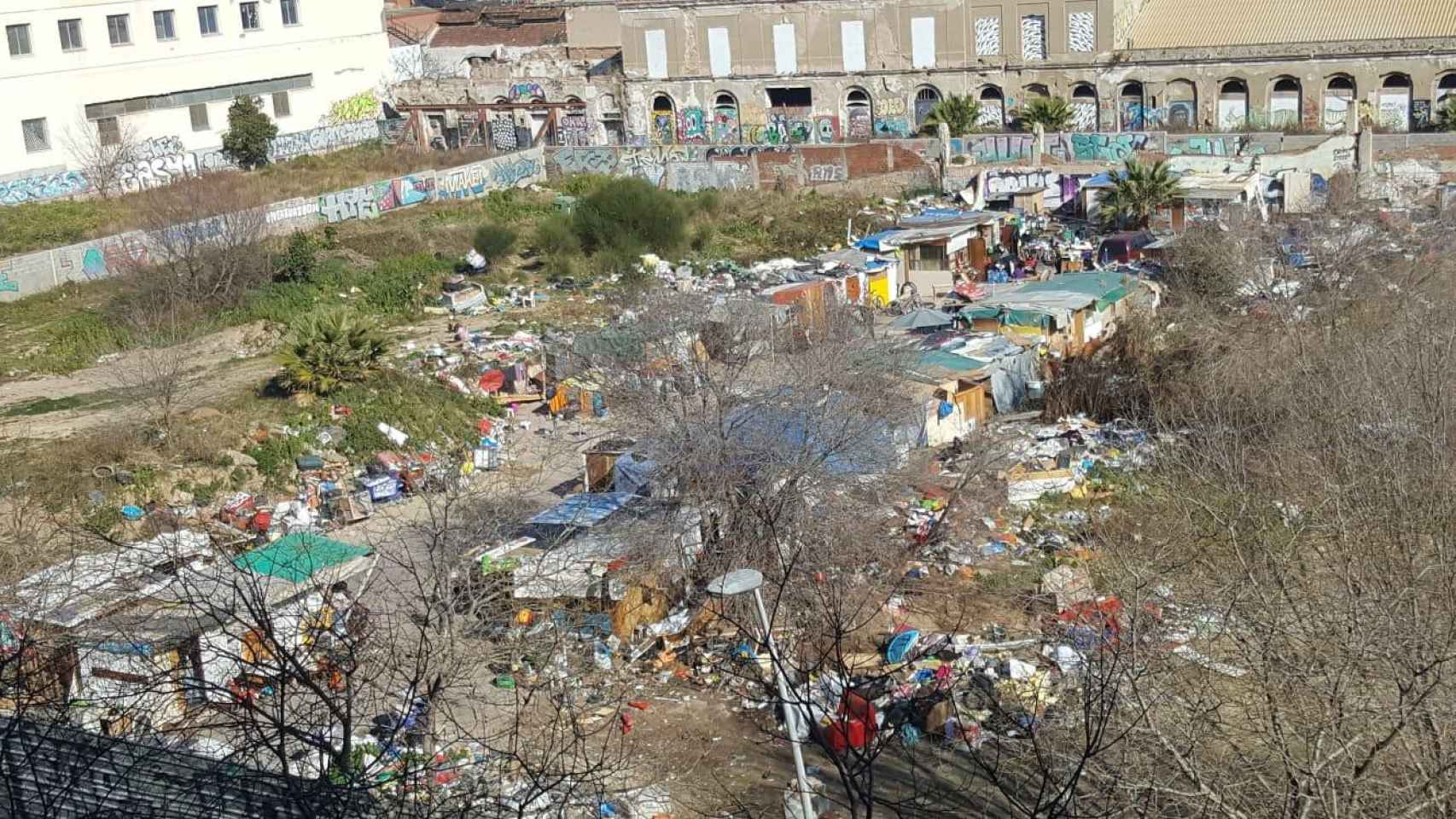 Imagen del asentamiento en un solar de la calle Bilbao en el Poblenou / MA